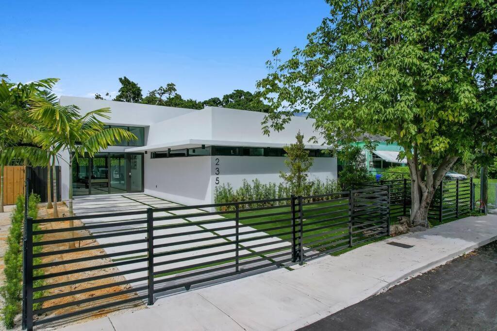 Design House -Heated Pool -Big Yard -Gated Parking Villa Miami Exterior photo